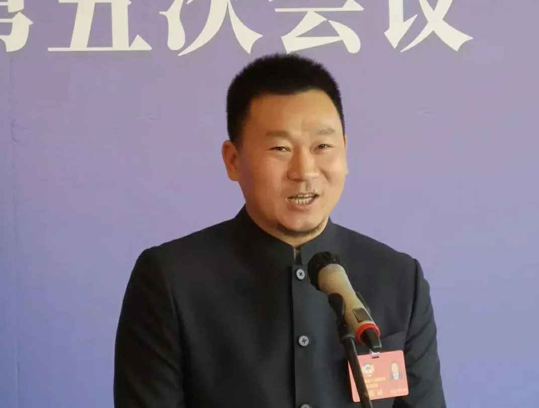 为进一步展示市政协团结、民主、开放、自信的形象，向市民和网友展示政协委员的履职风采，中山市政协十二届五次会议在2月4日上午开幕前开设“委员通道”，市政协委员、九游网页版登录入口-九游(中国)公司总经理陈朝阳走进“委员通道”，回应社会关切的问题。他就如何做好城市应急管理规划的问题进行发言，并回答记者提问。.jpg